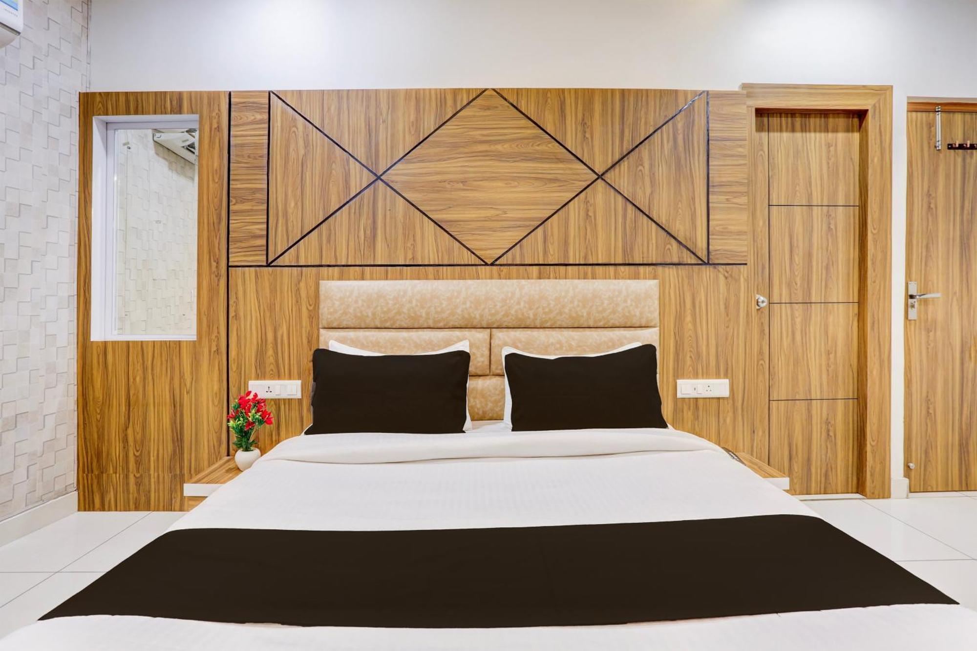 Super Townhouse Model Town Rohtak Formerly Hotel Tathastu Exterior photo